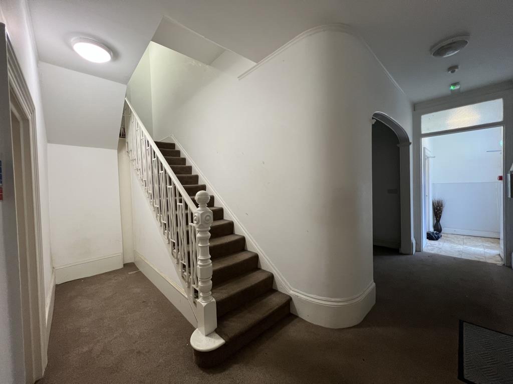 Lot: 89 - FREEHOLD INVESTMENT OF SEVEN APARTMENTS - General view of communal hallway